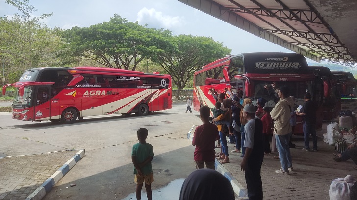 Warga mengantarkan keluarganya kembali ke perantauan di Terminal Giri Adipura Wonogiri, Rabu (3/1/2024). (IWAN ADI LUHUNG/RADAR SOLO)