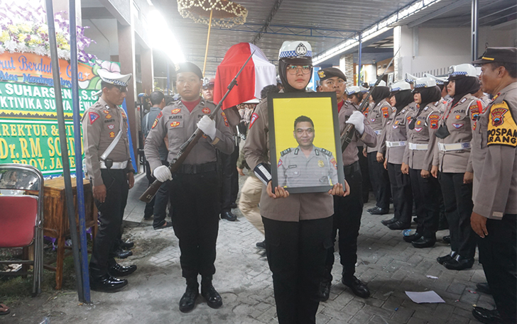 Upacara kedinasan yang digelar sebagai bentuk penghormatan terakhir Polres Klaten terhadap almarhum Aipda Suharseno, kemarin.