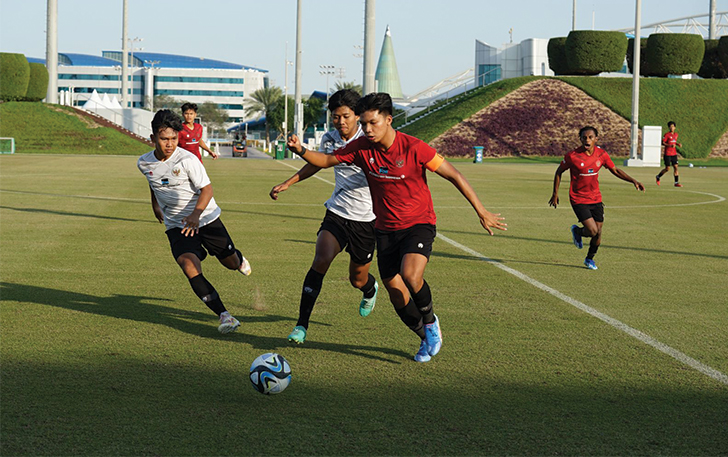 PEMANASAN: Arkhan Kaka (tengah) mulai mengikuti TC Timnas U-20 di Jakarta.