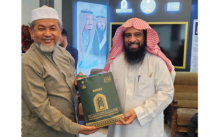 KEHORMATAN: Dekan FAI UMS Syamsul Hidayat (kiri) mendapat undangan umrah gratis dari raja Arab Saudi.