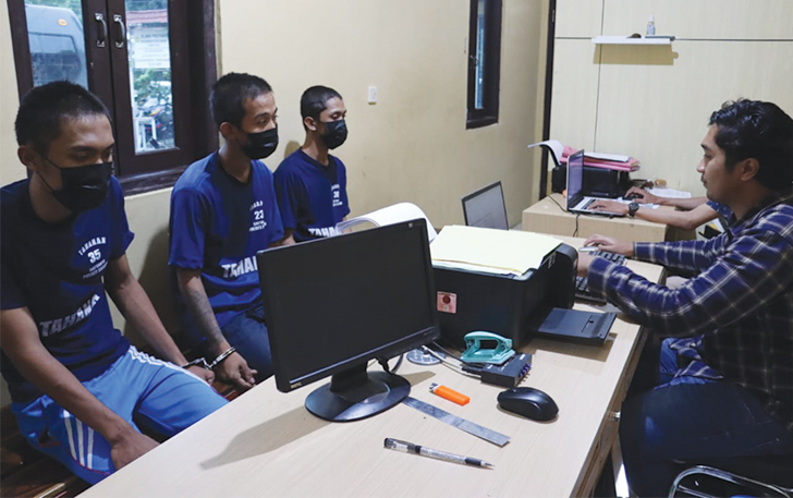 DIINTEROGASI: Pelaku pengeroyokan di Mapolres Sragen.
