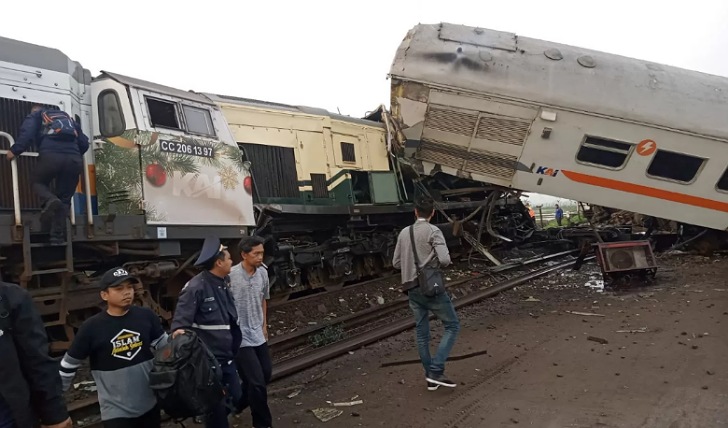 Kondisi Kereta Api jarak jauh Turangga dan Kereta Api Lokal Baraya usai tabrakan (Media X) ./Broadcast Group IRPS (Indonesian Railway Preservation Society)