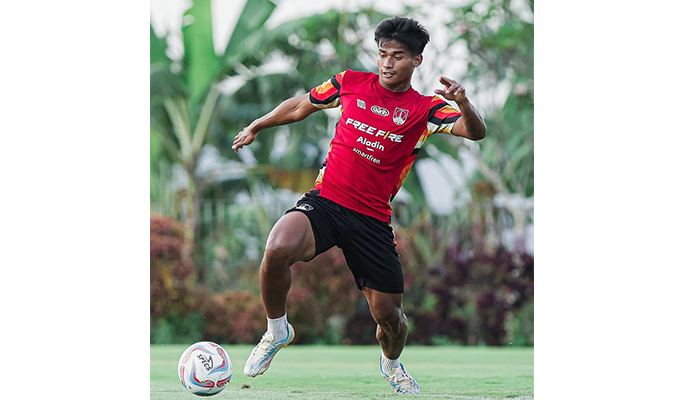 CEDERA PANJANG: Irfan Jauhari saat berlatih dengan tim Persis Solo, tahun lalu.