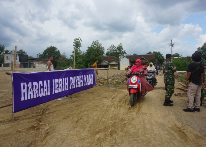 Warga Dusun Slametan, Desa Gatak, Kecamatan Ngawen memasang pagar batas dari bambu serta spanduk di area jalan yang terkena proyek Tol Solo-Jogja, Jumat (5/1).
