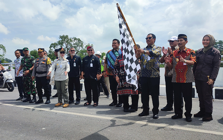SIMBOLIS: Peresmian Jembatan Ganefo yang menghubungkan Kecamatan Ngrampal dan Tangen, Kabupaten Sragen oleh Pj Gubernur Jawa Tengah Nana Sudjana, kemarin (4/10).