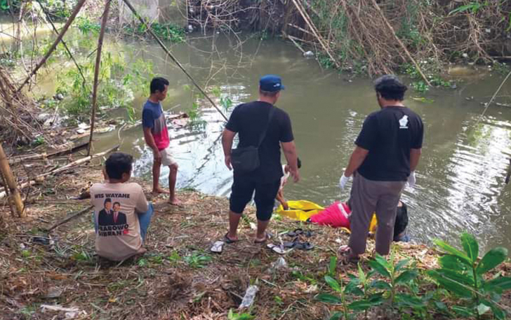 Petugas Kepolisian bersama tim SAR melakukan proses evakuasi mayat lansia yang mengambang di Sungai Krajan, Jumat (5/1/2024).