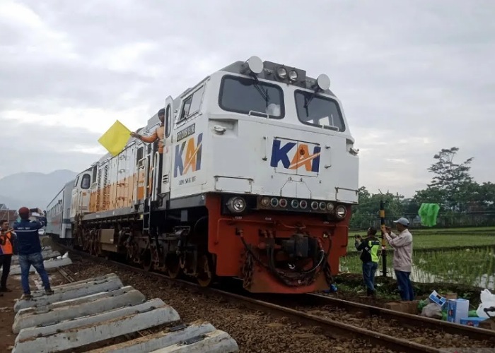 Kereta api Cikurai relasi Garut-Pasar Senen sudah bisa melintasi jalur petak jalan antara Stasiun Haurpugur &ndash; Stasiun Cicalengka, Bandung, Jawa Barat pada Sabtu (6/1) pagi.