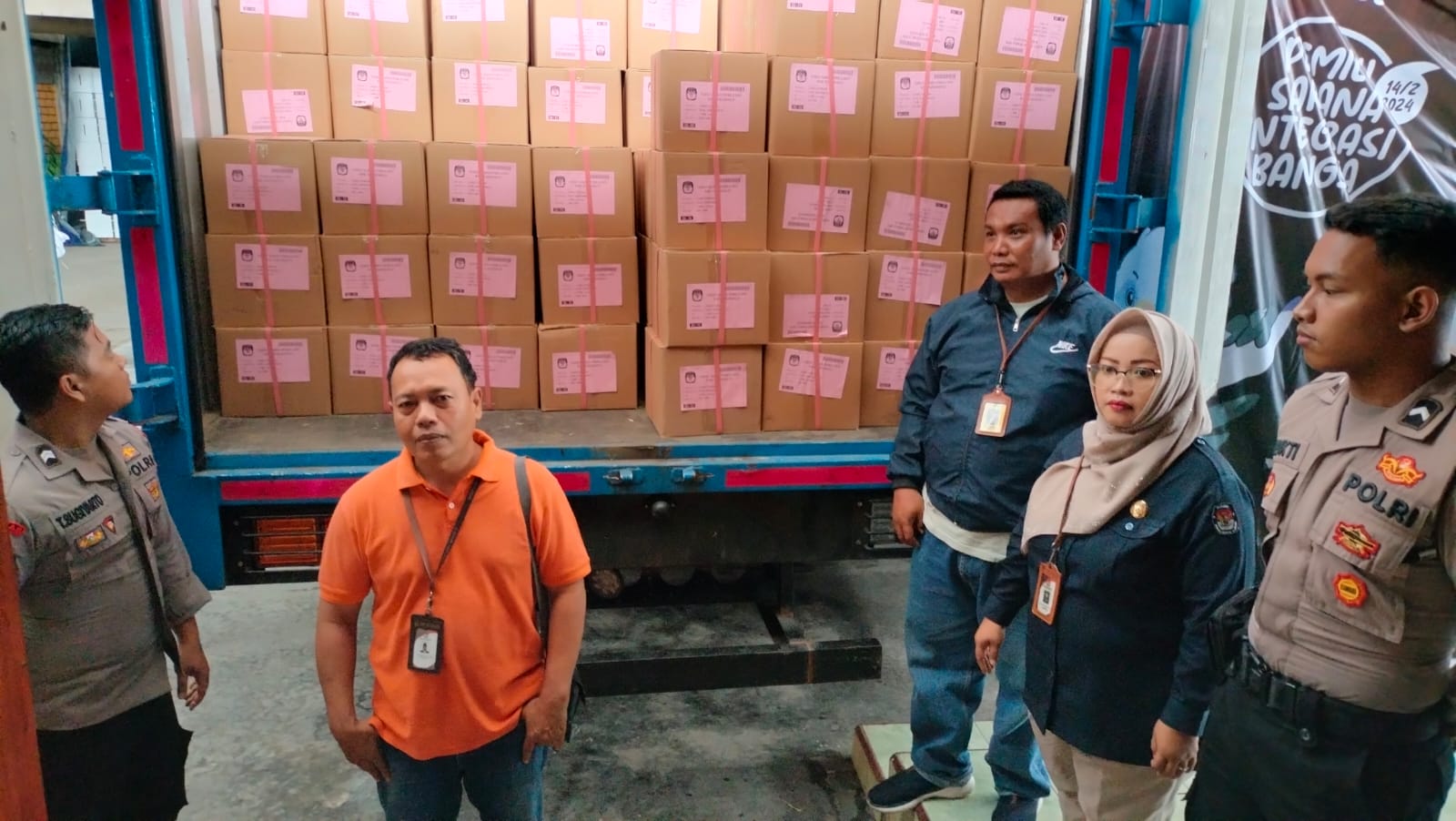 Ketua KPUSukoharjo Syakbani Eko Raharjo (dua dari kiri) terima logistik surat suara, Sabtu (6/1/2024)