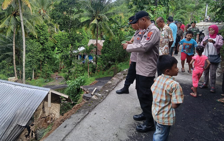 RAWAN: Kondisi talut jalan di Desa Tungggulrejo, Kecamatan Jumantono yang longsor, Sabtu (6/1).