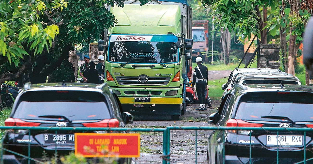 KAWAL BARANG BUKTI: Polisi Militer berjaga di Gudang Balkit Pusat Zeni Angkatan Darat (Gudbalkir Pusziad), Buduran, Sidoarjo, Sabtu (6/1).