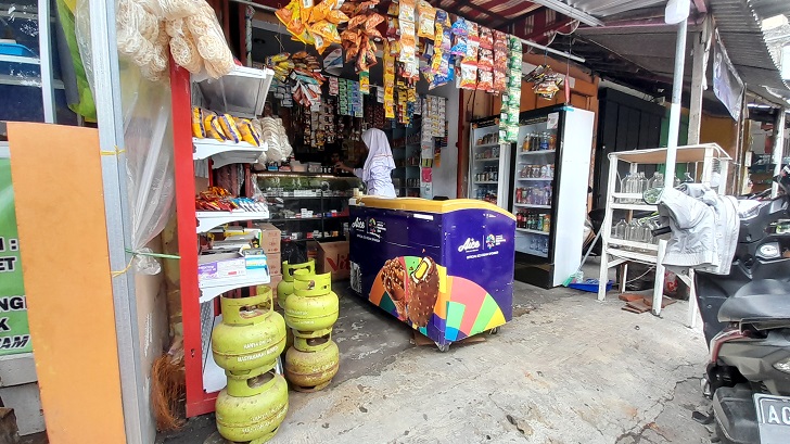 Warung kelontong di Kota Solo yang menjual gas melon.