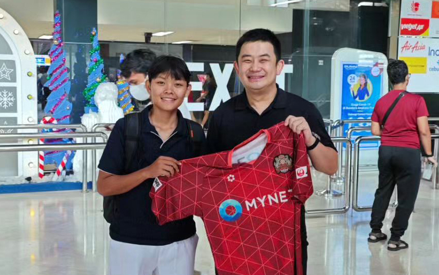 Eks Persis Solo Women Helsya Maeisyaroh (kiri) bersama agenda Ryan Gozali memperlihatkan jersey klub&nbsp;FC Ryukyu Ladies. Ini klub baru Helsya di Liga Jepang. (RYAN GOZALI FOR RADAR SOLO)