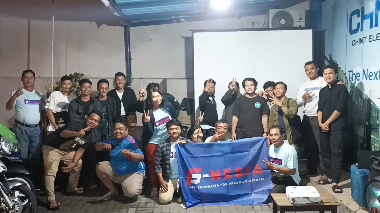 Relawan G-Nesia, pendukung pasangan capres-cawapres Prabowo-Gibran di sela nobar debat capres di Kota Solo, Minggu (7/1/2024).
