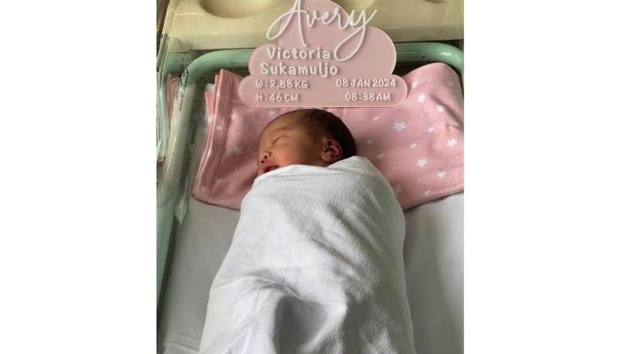 Baby AVS, putri pertama Kevin Sanjaya dan Valencia Tanoesoedibjo lahir pada Senin (8/1).