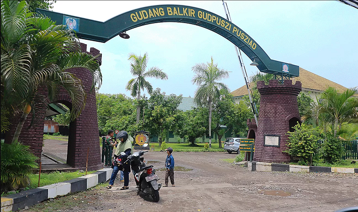 Suasana Gudbalkir Pusziad, Sidoarjo. Seluruh kendaraan hasil curanmor diboyong ke Mapolda Metro Jaya di Jakarta. (DITE SUHENDRA/JAWA POS)
