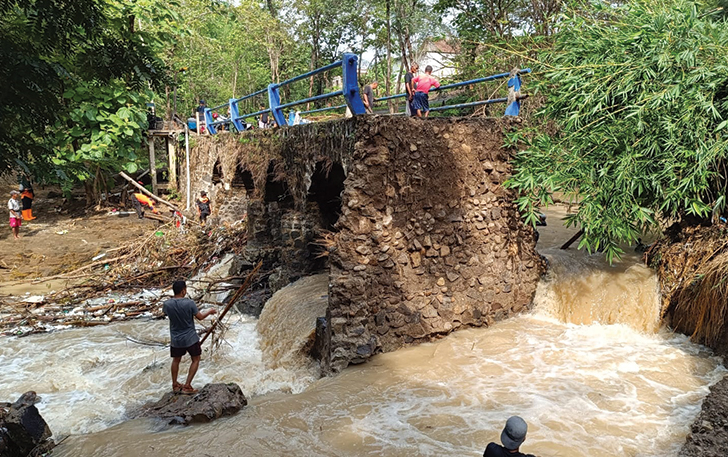 AKSES VITAL: Kondisi terkini jembatan di Desa Kedungwaduk, Kecamatan Karangmalang usai ambrol di terjang banjir, beberapa waktu lalu.
