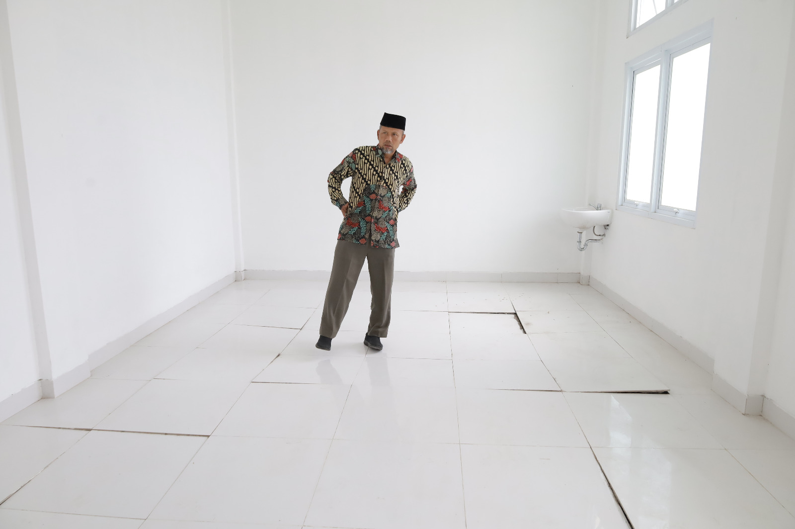 Anggota komisi IV DPRD Kota Solo tinjau gedung baru Puskesmas Banyuanyar, Senin (8/1/2023). Tampak keramik lantai mulai lepas.