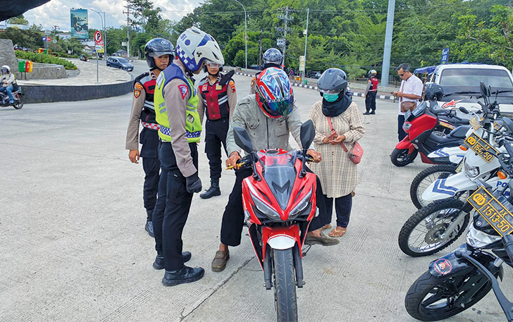 PERSUASIF: Petugas Satlantas Polres Boyolali meminta keterangan salah seorang pengendara di bundaran patung kuda kota Boyolali, kemarin (7/1).