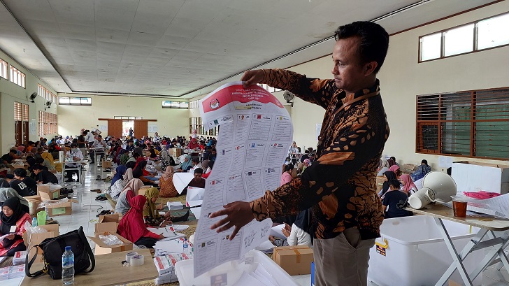 Komisioner KPU Boyolali Muhammad Rohani tunjukkan surat suara Pemilu 2024 yang rusak, Senin (8/1/2024).