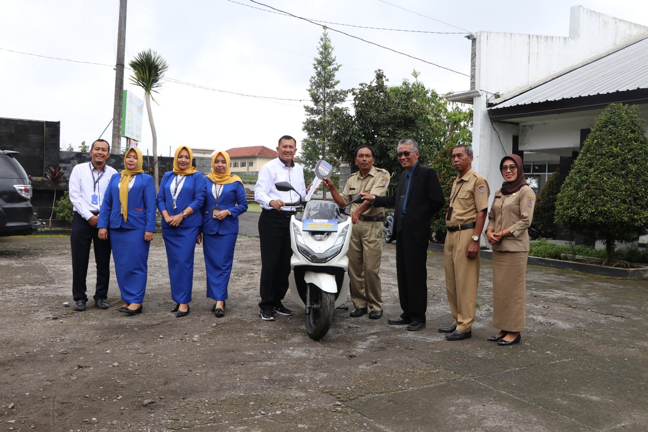 Penyerahan hadiah sepeda motor dari PT Bank Daerah Karanganyar kepada perangkat Desa Segoro Gunung, Kecamatan Ngargoyoso, Kabupaten Karanganyar, Senin (8/1/2024).