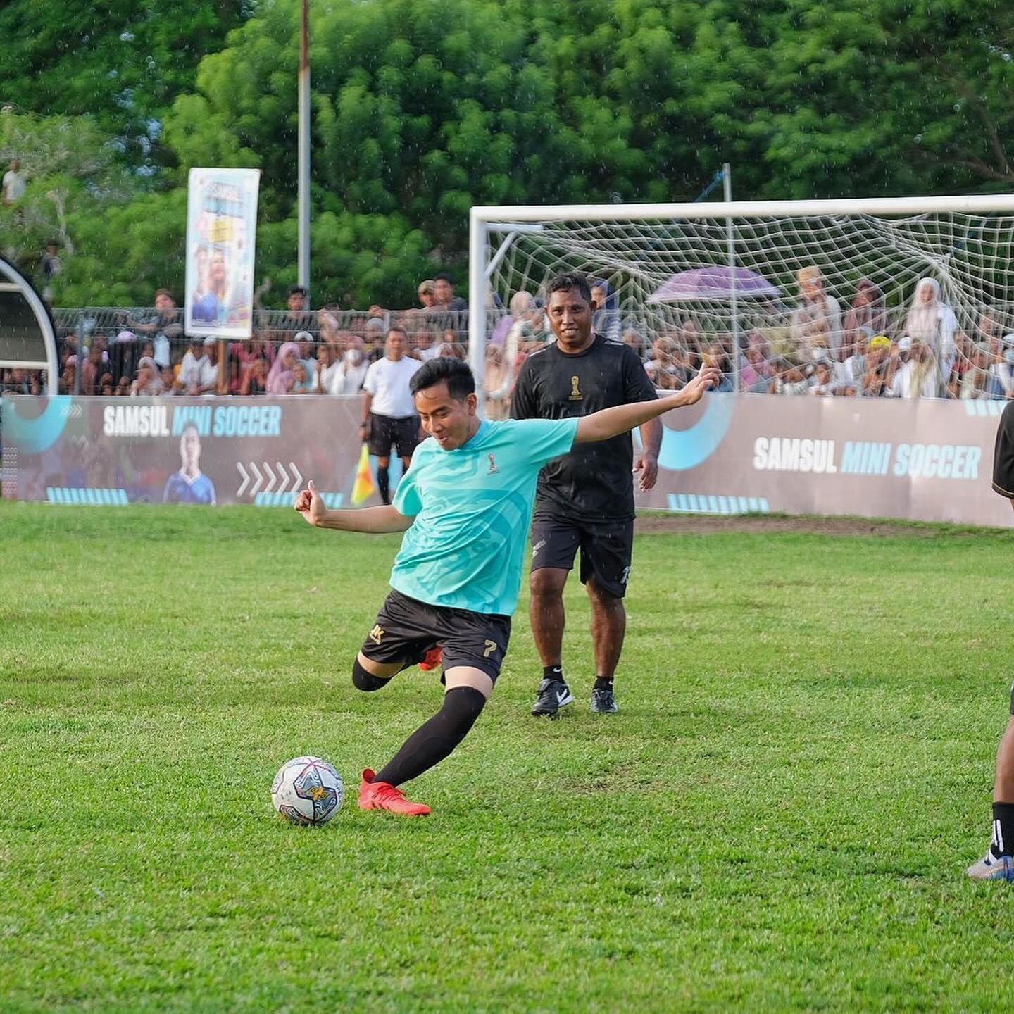 Cawapres Gibran Rakabuming Raka bermain bola melawan legenda Tulehu, Senin (8/1/2024). INSTAGRAM PRABOWO