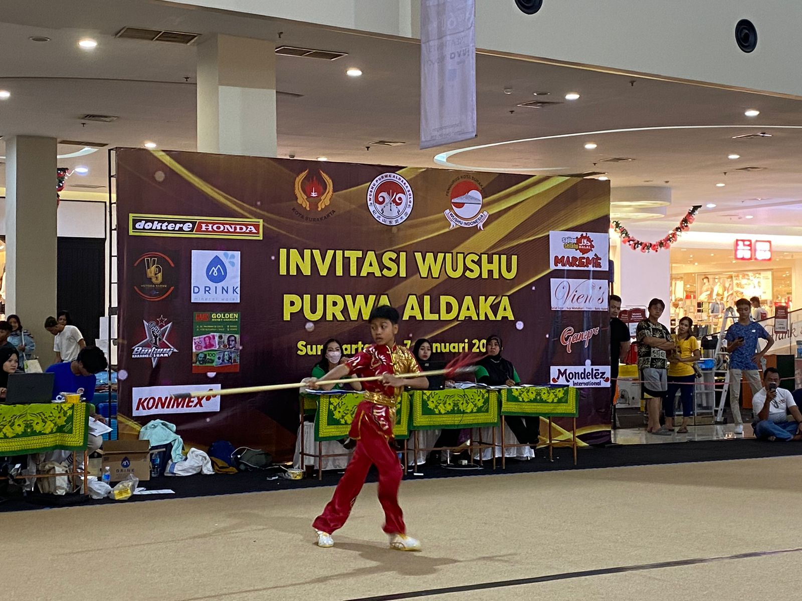 Pelaksanaan Invitasi Sasana Wushu Purwa Aldaka Surakarta di Solo Paragon, Minggu (7/1). (MANNISA ELFIRA/RADAR SOLO)