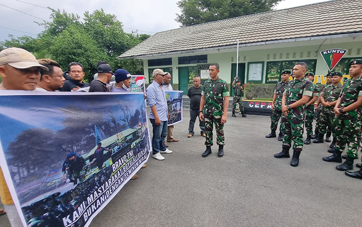 BAWA SPANDUK: Forum Masyarakat Boyolali mendatangi markas Kompi B Yonif Raider 408/ Suhbrastha Boyolali, kemarin (9/1).