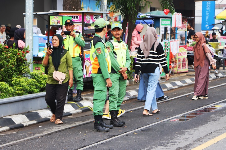 Linmas tengah memantau penyelenggaraan CFD, Minggu (7/1/2024). (M IHSAN/RADAR SOLO)