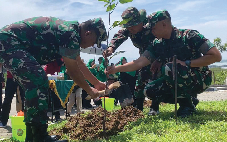 GO GREEN: Pangdam IV/Diponegoro Mayjen TNI Tandyo Budi Revita (kiri) menanam pohon di WGM Wonogiri, kemarin (9/1).