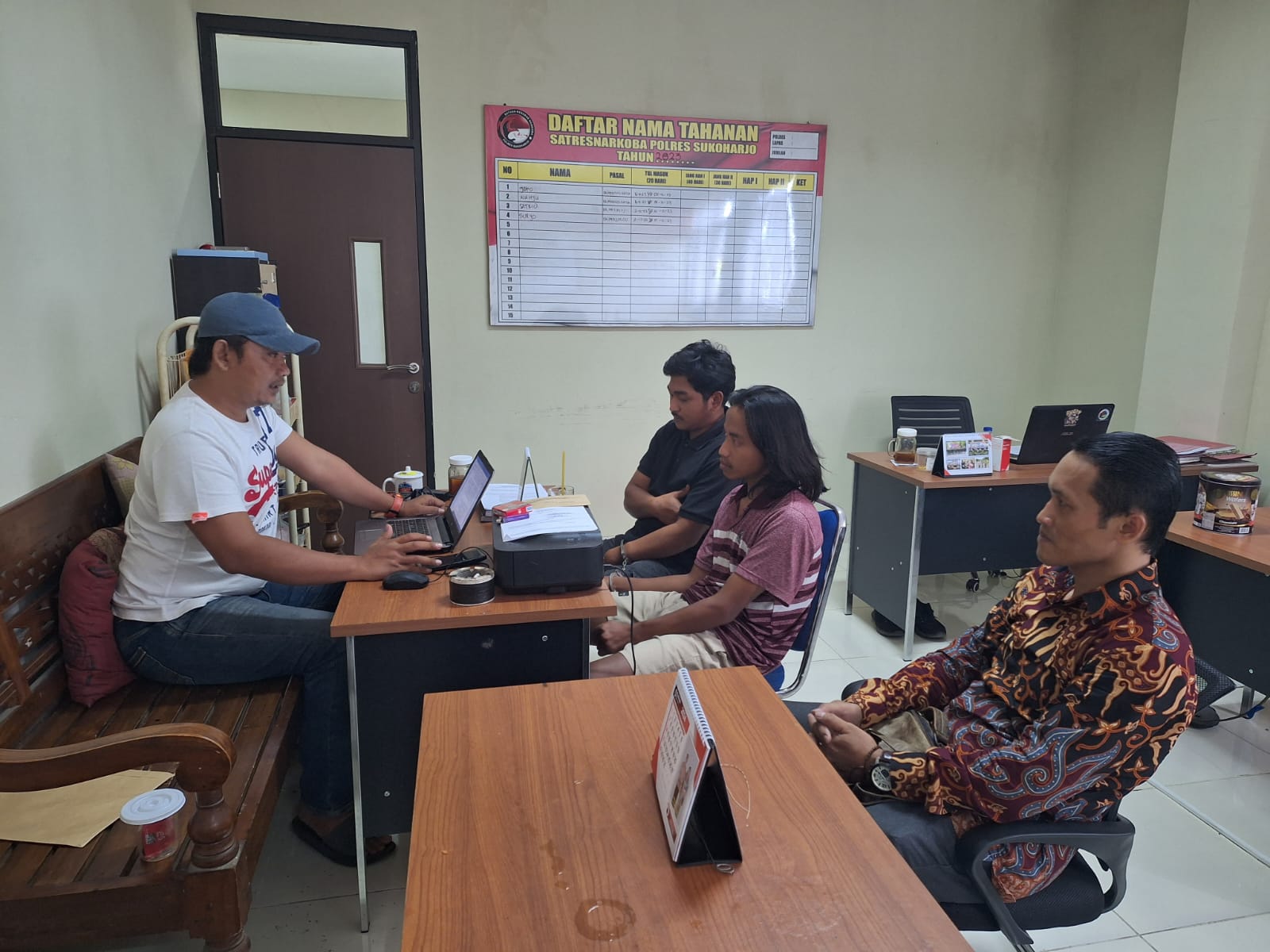 Dua warga Boyolali pelaku penyalahgunaan narkotika diperiksa di Mapolres Sukoharjo.