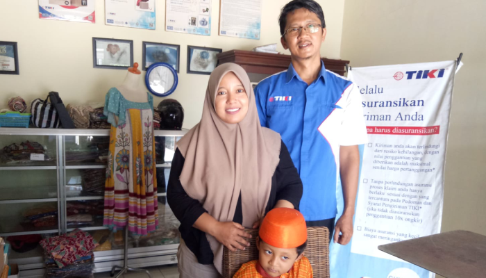 Joko Listyanto, karyawan TIKI Solo, bersama istri Mahani, owner TIKI Gentan, Baki, Sukoharjo saat ditemui di gerai TIKI milik mereka.