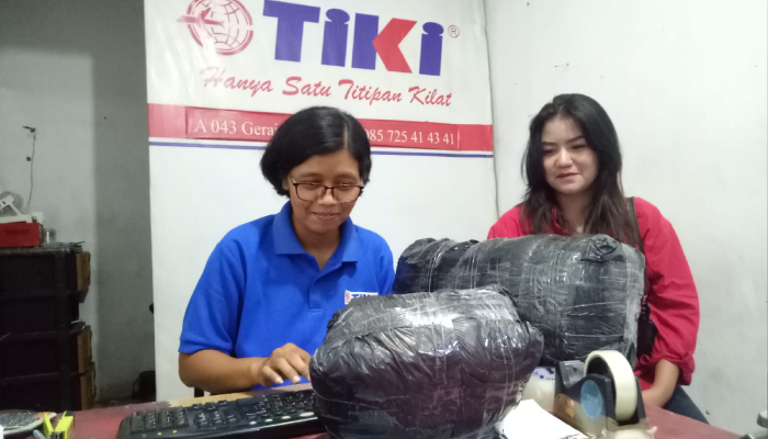 Dian Anindyari Suprobo, owner gerai TIKI Ngadirejo, saat melayani pelanggan.