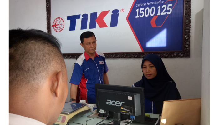 Situasi pelayan di Kantor Operasion TIKI Solo, Kartasura. Operasional Manajer TIKI Solo, Dody Sigit Gunawan mengarahkan karyawan saat melayani pelanggan di kantor setempat.