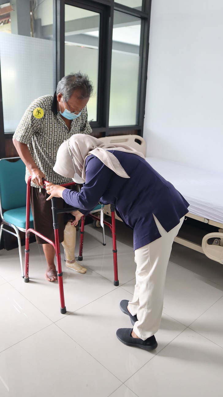 Pasien mendapatkan layanan ortotik prostetik di instalasi rehabilitasi medik RSUD Ir. Soekarno Sukoharjo.