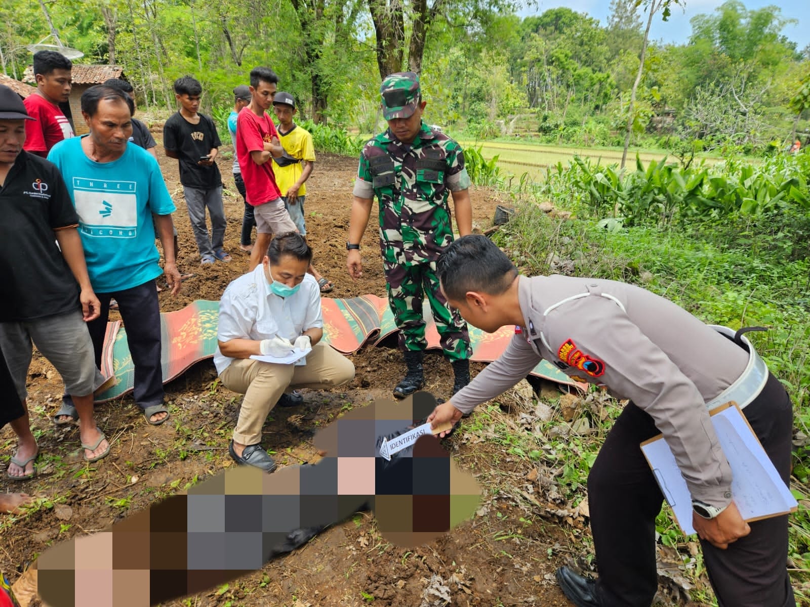 Polisi olah TKP warga yang meninggal akibat tersengat listrik di Lingkungan Sambitileng Kelurahan/Kecamatan Purwantoro, Kabupaten Wonogiri, Selasa (9/1/2024). (HUMAS POLRES WONOGIRI FOR RASO)