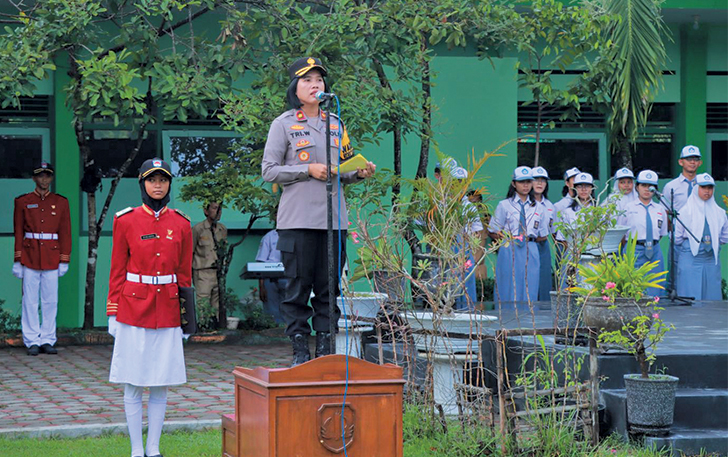 SAMBANGI SEKOLAH: Wakapolres Klaten Kompol Tri Wakhyuni saat melakukan pembinaan dan penyuluhan di SMA N 2 Klaten, kemarin (8/1).