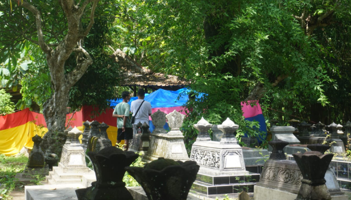 Pembongkaran makam dan otopsi jenazah di Dusun Ngriman, Desa Karanglo, Kecamatan Klaten Selatan, Kamis (11/1).