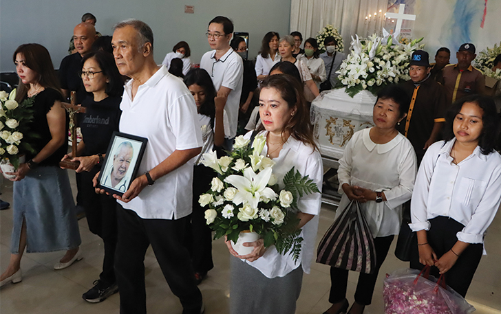 Pemberangkatan jenazah Dr. Lo Siauw Ging dari rumah duka Thiong Ting menuju Krematorium Delingan, Kamis (11/1).