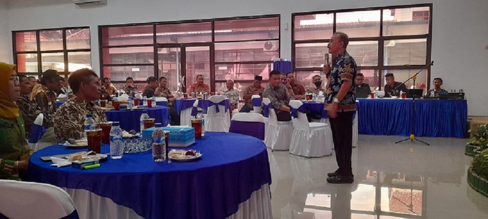 Asisten II Bidang Perekonomian, Setda Kabupaten Karanganyar Titis Sri Jawoto beri sambutan pada FGD sistem penyelenggaraan air minum pedesaan.