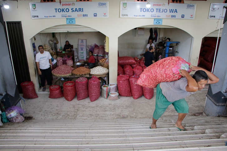 Penjual bawang di Pasar Legi belum lama ini. (M IHSAN/RADAR SOLO)