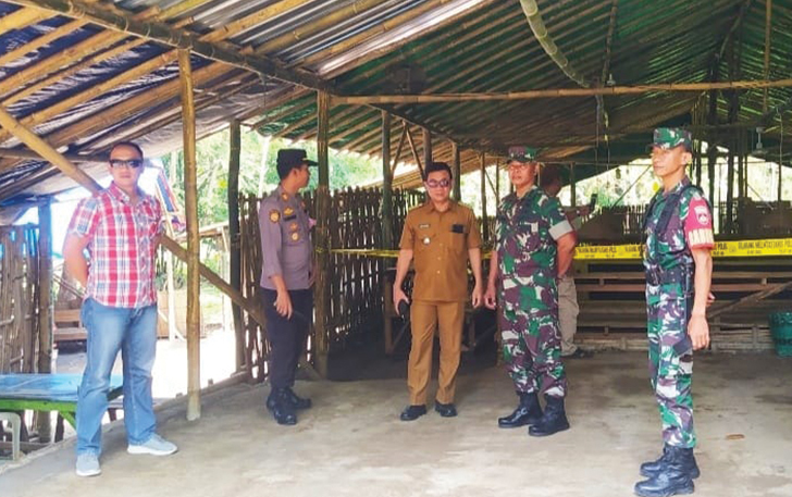 Forkompincam Polokarto saat grebek lokasi sarang judi di Desa Kayuapak, Rabu (11/1).