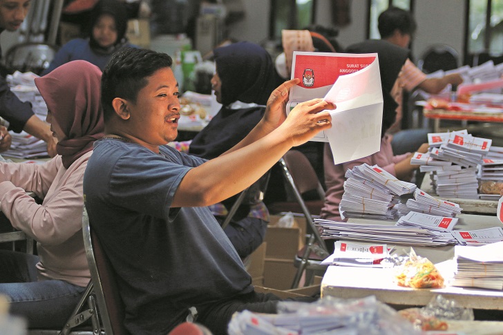 Pelipatan surat suara di Ndalem Joyokusuman, Kamis (11/1/2024).  Pada Pemilu kali, para pemilih didominasi kalangan muda.