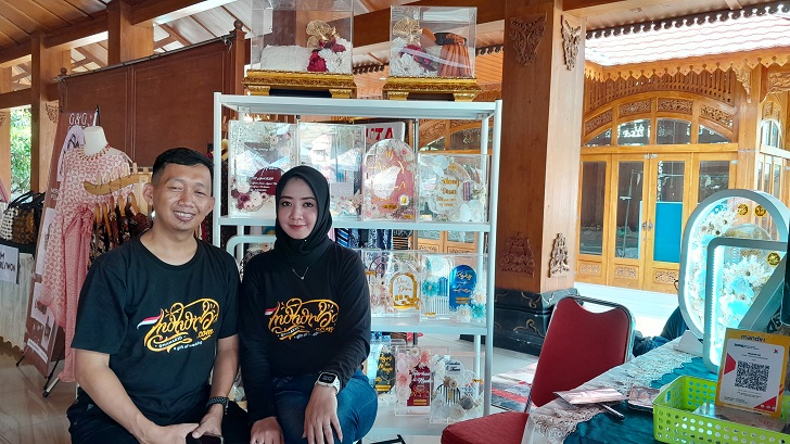 Pasangan suami-istri Agus Hendrik-Wulansari berkolaborasi membuat kerajinan hantaran pernikahan tiga dimensi.