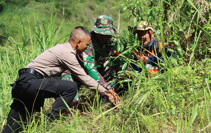 GO GREEN: Jajaran Polres dan Kodim 0727/Karanganyar menanam bibit pohon di Kecamatan Jatiyoso, kemarin (12/1).