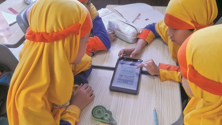Siswa salah satu madrasah di Kota Solo memanfaatkan kemajuan teknologi sebagai media pembelajaran di sekolah.