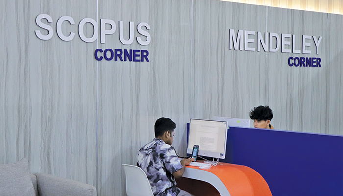 AKTIF: Mahasiswa di perpustakaan UMS, belum lama ini.