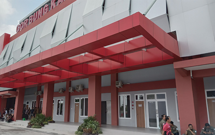 MEGAH: Bagian depan dari GOR Bung Karno yang jadi fasilitas olahraga baru di Sukoharjo.