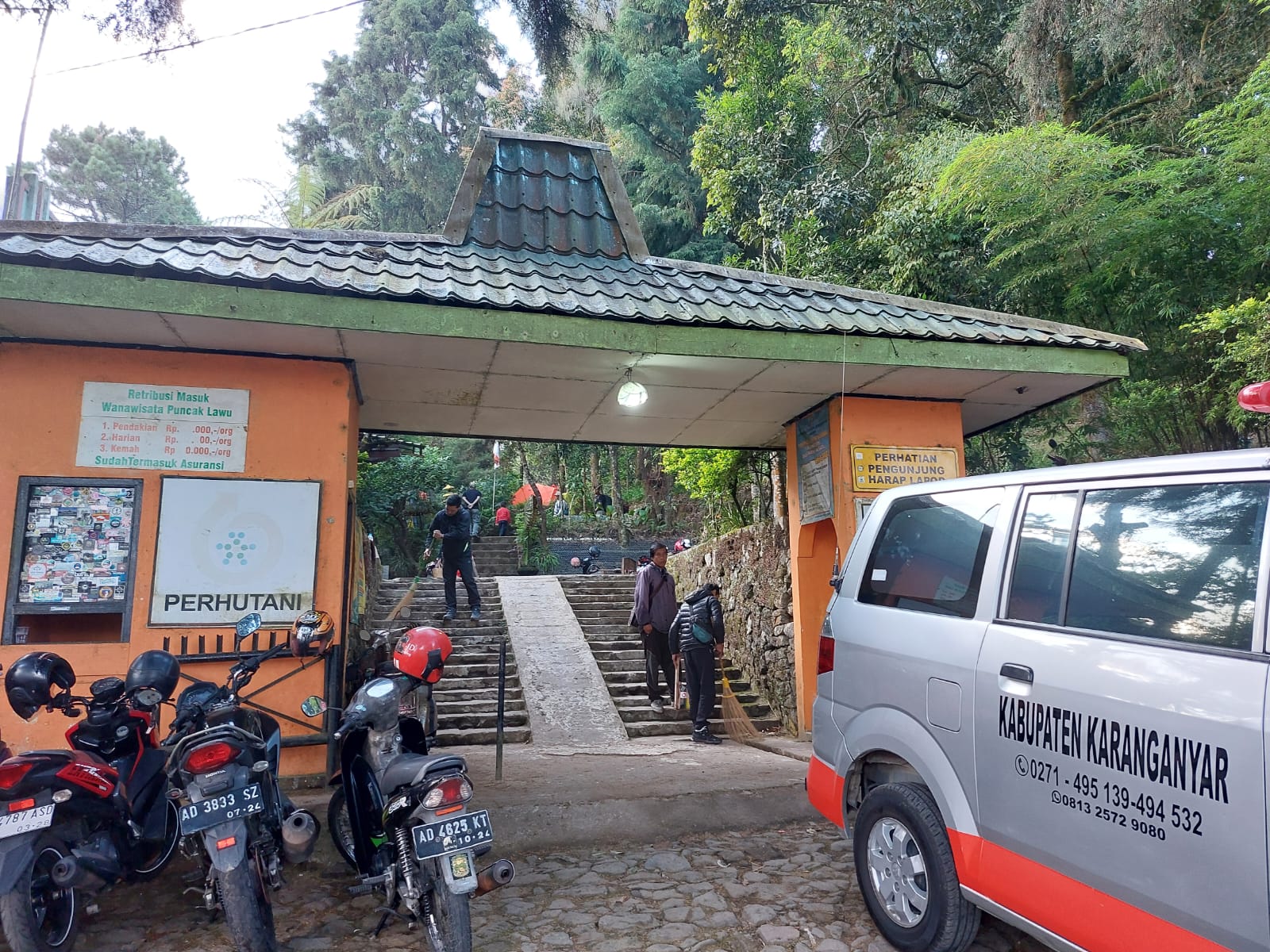 Gerbang jalur pendakian Gunung Lawu via Cemoro Kandang, Tawangmangu. Untuk sementara, akses ini ditutup oleh Perhutani.
