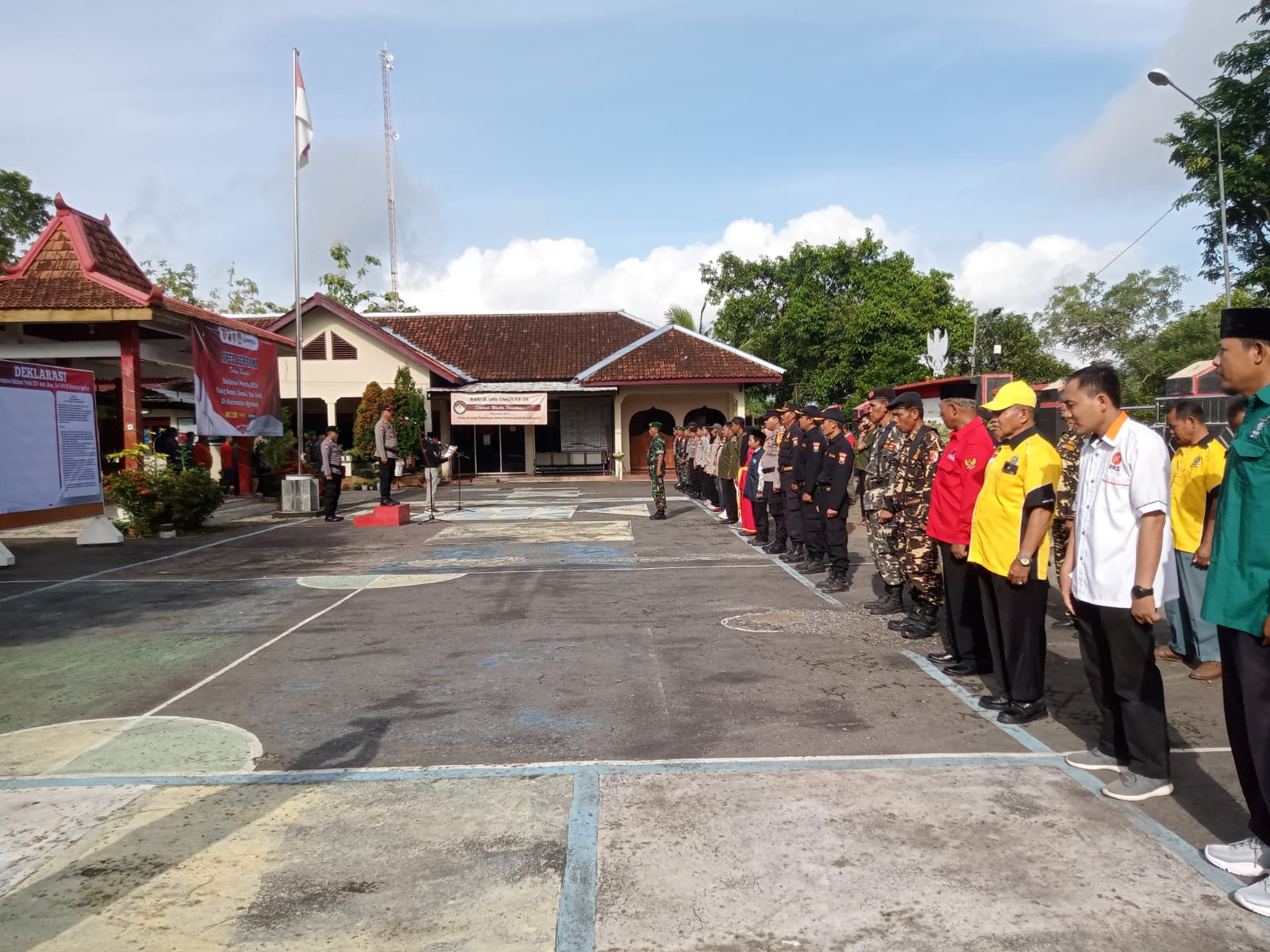 Apel Deklarasi Damai Pemilu 2024 di halaman kantor Kecamatan Ngadirojo, Jumat (12/1/2024). (IWAN ADI LUHUNG/RADAR SOLO)