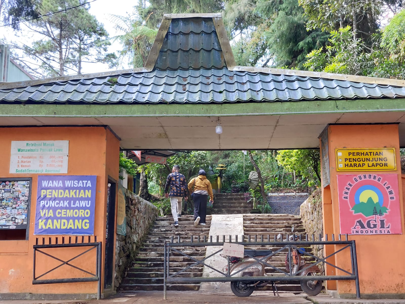 Gerbang jalur pendakian Gunung Lawu via Cemoro Kandang, Tawangmangu, Karanganyar. Akses ini ditutup Perhutani karena masa kerja sama dengan Pemkab Karanganyar habis.